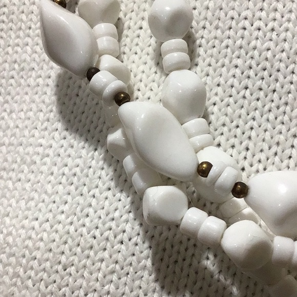 Vintage white beads necklace - Picture 3 of 3
